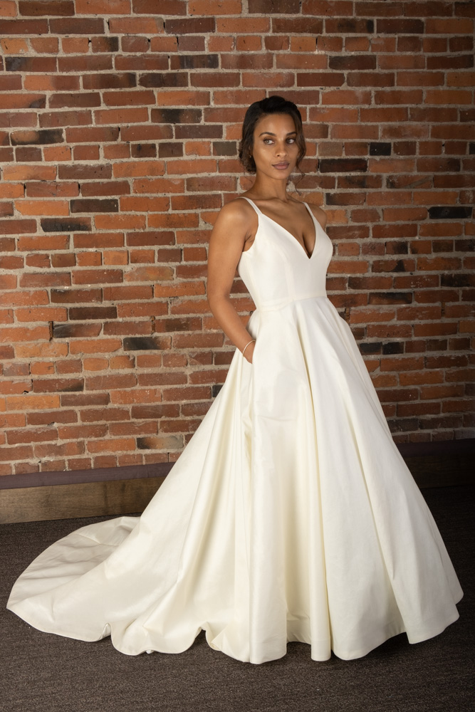 Pleated White Chiffon V Neck Flowy Wedding Dress - Xdressy